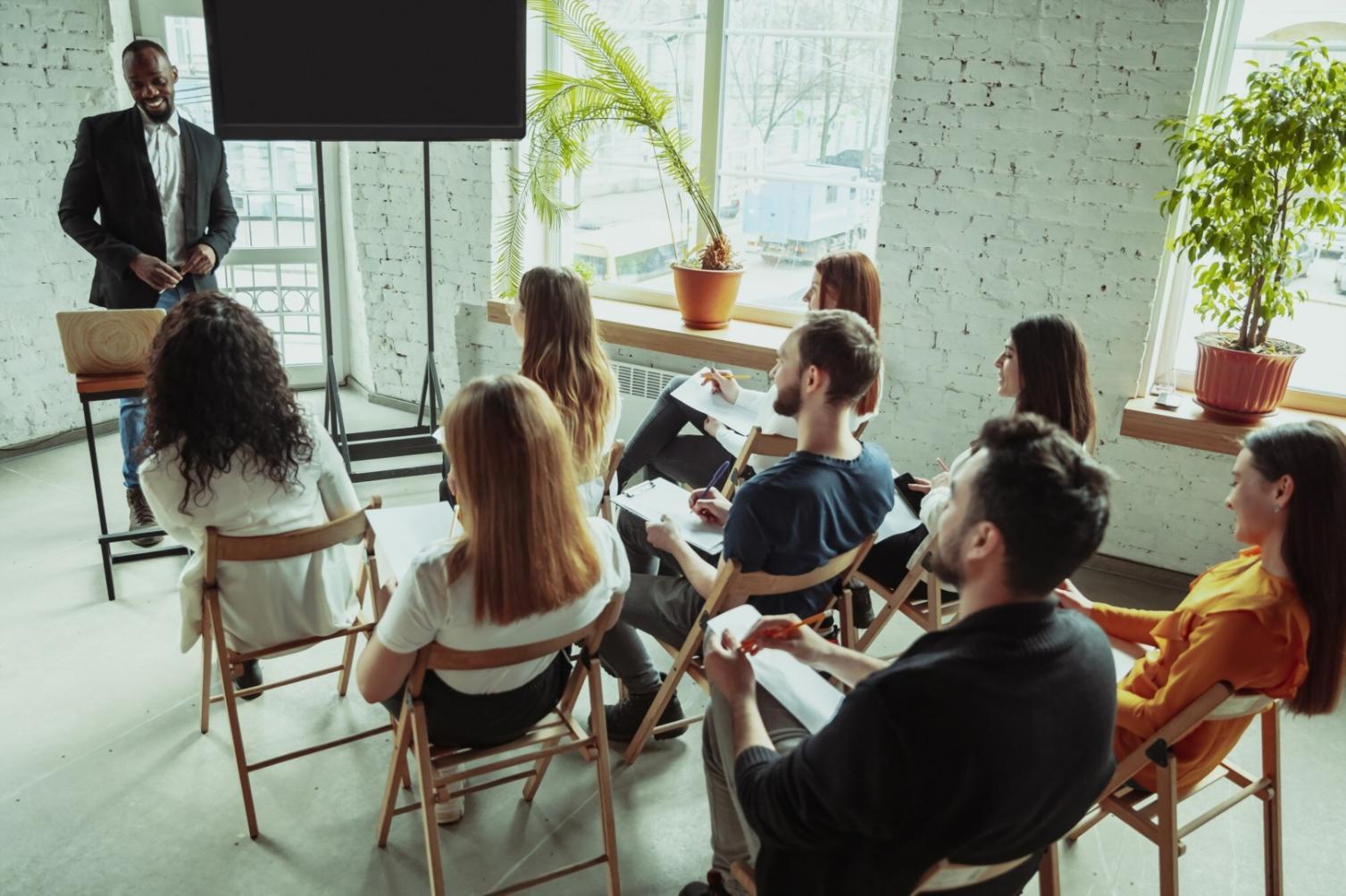 Séance de formation en analyse financière avec graphiques et données de marché